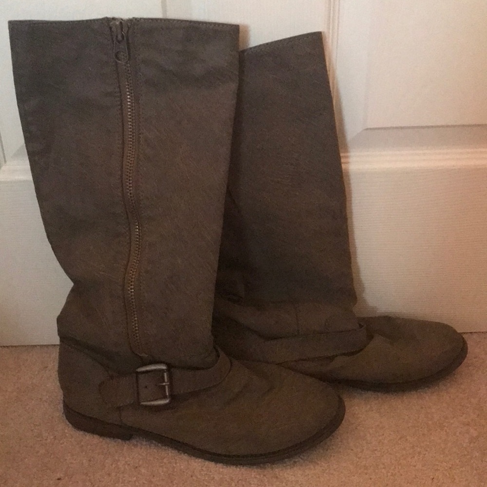 Grey boots with buckle